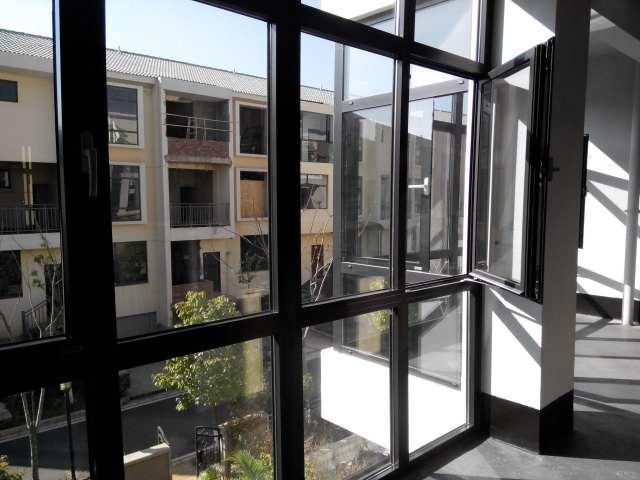 斷橋鋁封陽臺廠家沒選好，終于知道為啥漏水了