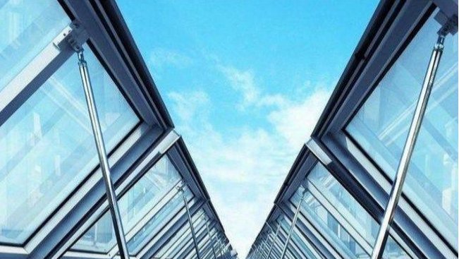 嫌上千塊的斷橋鋁門窗貴，用了幾百元的，住了幾年后我們在對比下